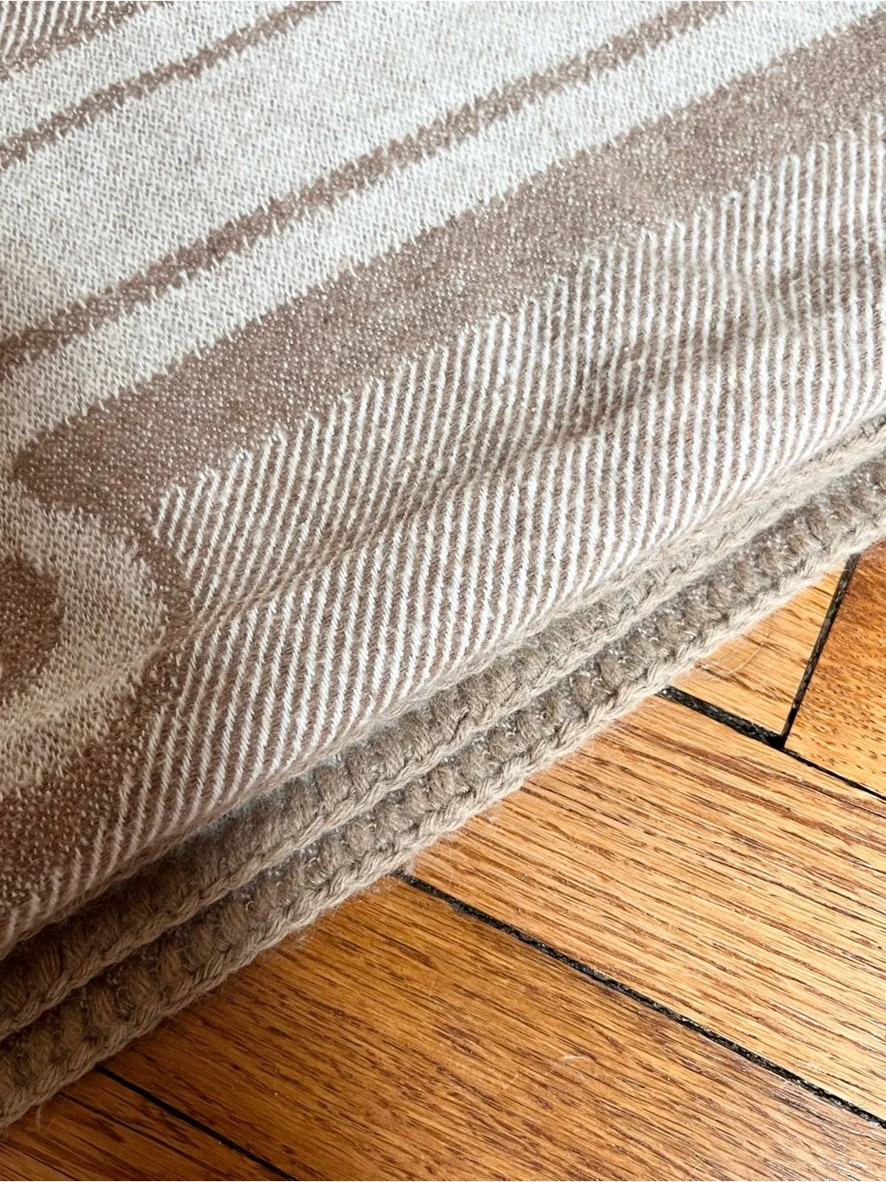 Max Mara Throw Blanket 50”x60” Beige and Cream Made in Italy Read* - Picture 7 of 7